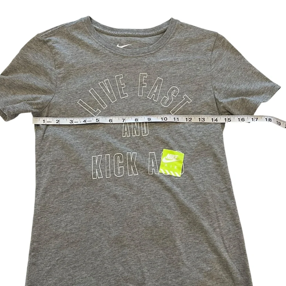 NWOT Nike Running Breathable ‘Live Fast and Kick...’ Graphic Top, Size Small - Picture 3 of 7